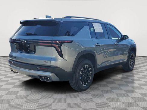 Used 2025 Chevrolet Traverse Z71 image 3