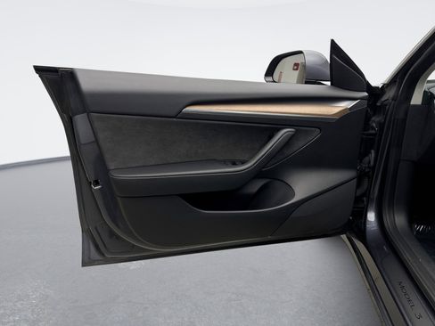 Used 2023 Tesla Model 3 Standard Range image 9