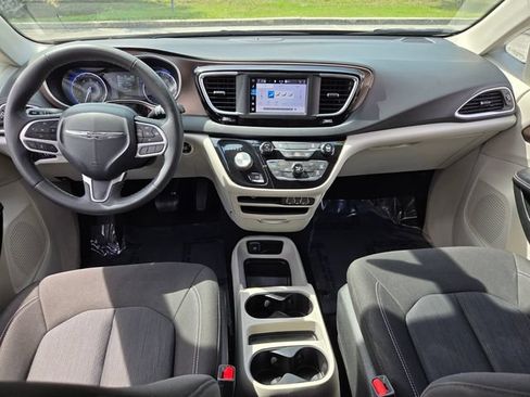 Used 2022 Chrysler Voyager LX FWD image 12