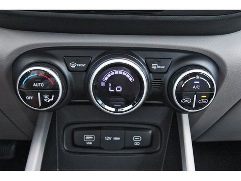 Certified 2025 Hyundai Venue SEL FWD image 29