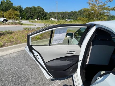 Used 2022 Toyota Corolla LE FWD image 47