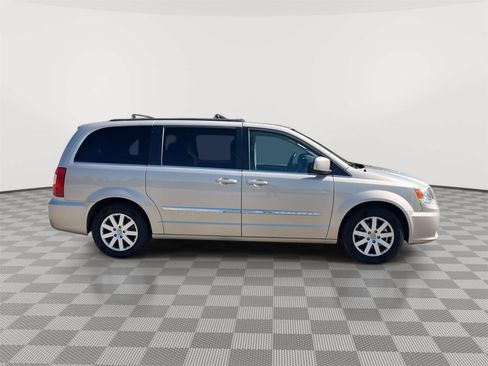 Used 2016 Chrysler Town & Country Touring FWD image 33