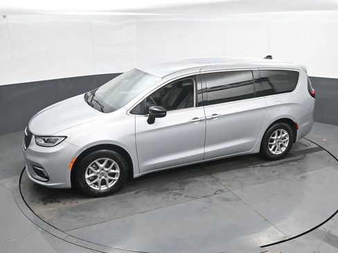Used 2024 Chrysler Pacifica Touring-L FWD image 18