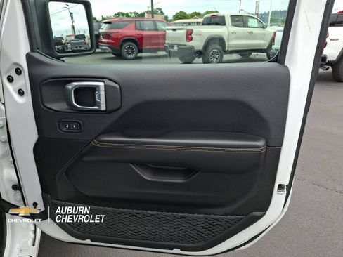 Used 2024 Jeep Wrangler Unlimited Sahara AWD/4WD image 18