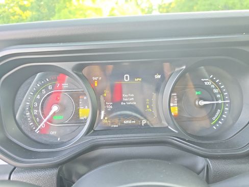 Used 2024 Jeep Wrangler Unlimited Sahara AWD/4WD image 16