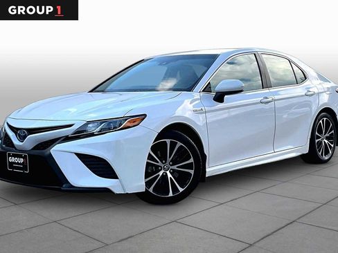 Used 2018 Toyota Camry SE FWD image 1