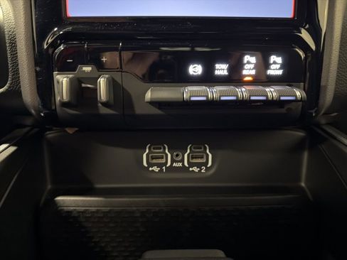 Used 2024 RAM 2500 Big Horn w/ Night Edition AWD/4WD image 9