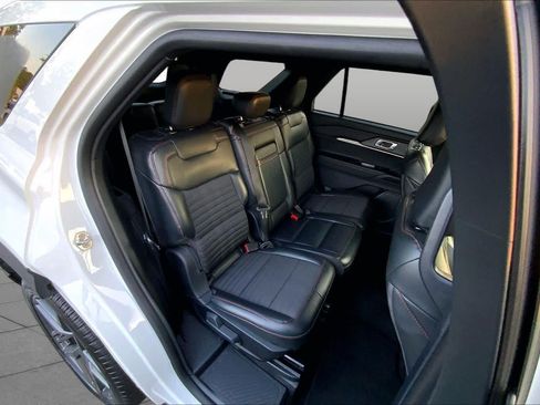 Used 2025 Ford Explorer ST-Line w/ ST-Line Street Pack AWD/4WD image 16