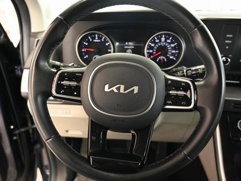 Used 2022 Kia Carnival LX image 23