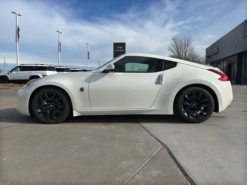 Used 2016 Nissan 370Z Touring image 4