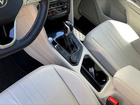 Certified 2022 Volkswagen Tiguan SE w/ Panoramic Sunroof Package image 17