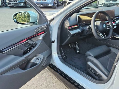 New 2026 BMW 550e xDrive image 19