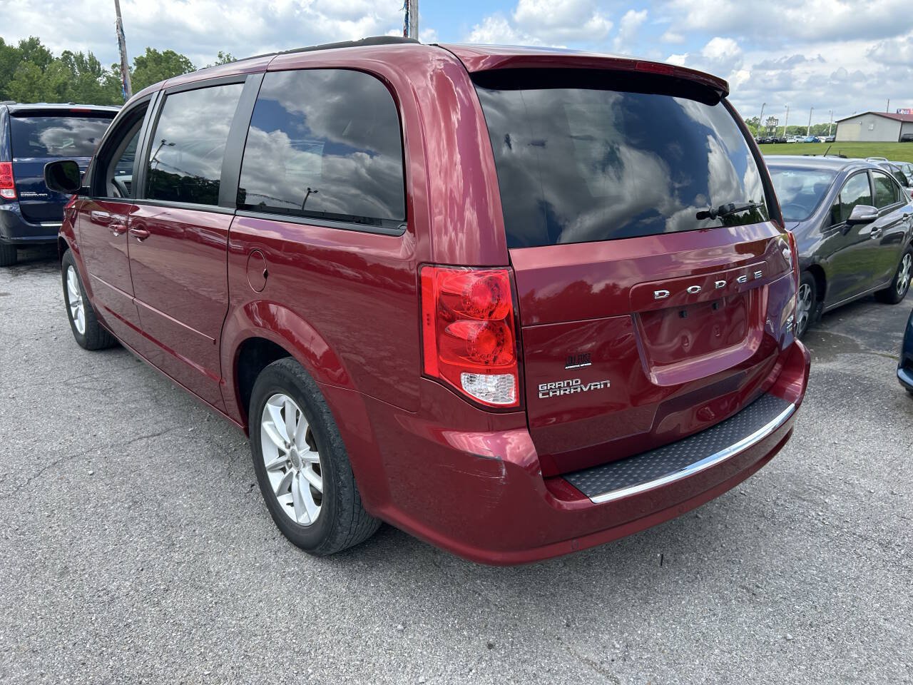 Used 2015 Dodge Grand Caravan SXT w/ Rear Park Assist Package FWD image 3