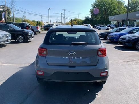 Used 2023 Hyundai Venue SEL image 4