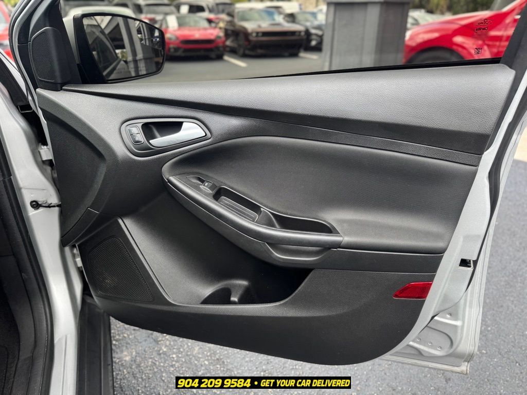 Used 2017 Ford Focus SE FWD image 19