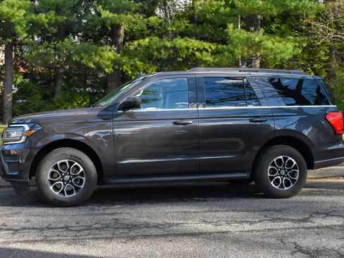 Used 2024 Ford Expedition XLT image 3