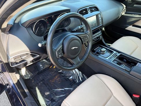 Used 2018 Jaguar XE Premium image 24