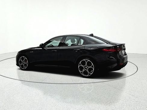 Used 2023 Alfa Romeo Giulia Veloce AWD/4WD image 4