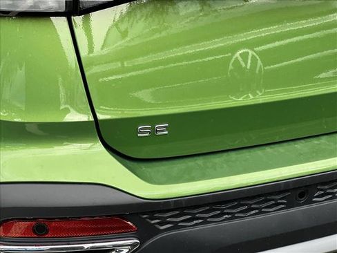 Used 2025 Volkswagen Taos SE FWD image 12