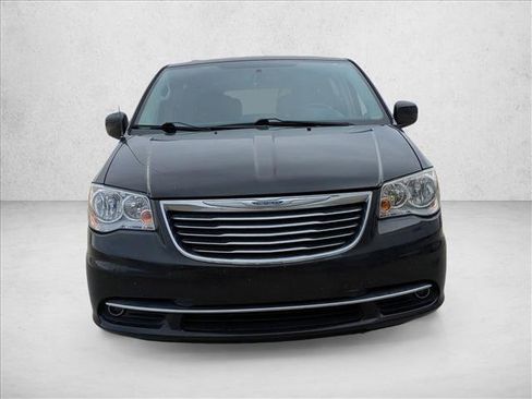 Used 2014 Chrysler Town & Country Touring image 2