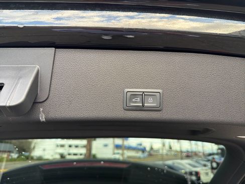 Used 2019 Audi e-tron Premium Plus image 8