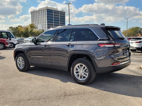 Used 2025 Jeep Grand Cherokee Laredo X w/ Luxury Tech Group I image 5