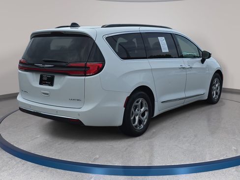 Used 2023 Chrysler Pacifica Limited FWD image 5