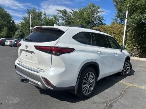 Used 2022 Toyota Highlander Platinum FWD image 5