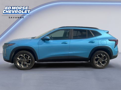 Used 2025 Chevrolet Trax LT w/ Sunroof Package FWD image 2