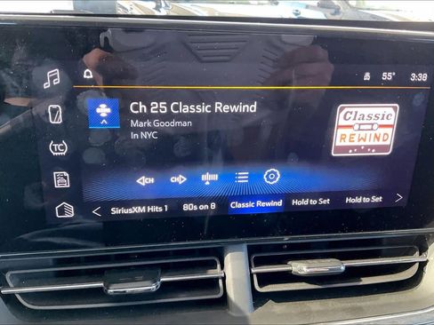 Certified 2025 Chevrolet Trax LT image 30