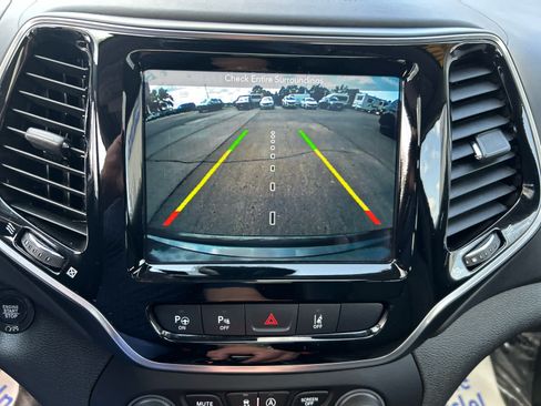 Used 2019 Jeep Cherokee Overland w/ Technology Group AWD/4WD image 17