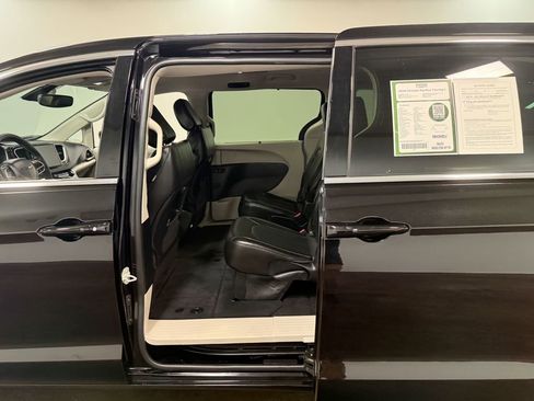 Used 2024 Chrysler Pacifica Touring-L FWD image 46