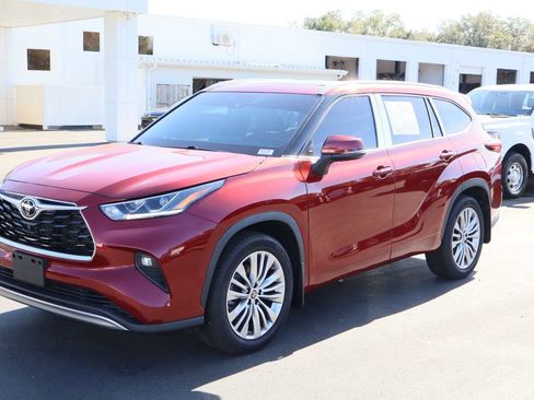 Used 2022 Toyota Highlander Platinum image 4