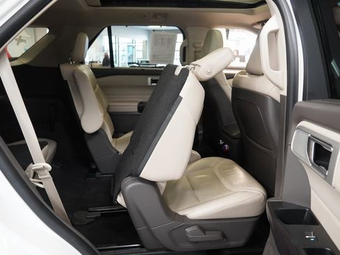 Used 2020 Ford Explorer Platinum w/ Premium Technology Package image 32