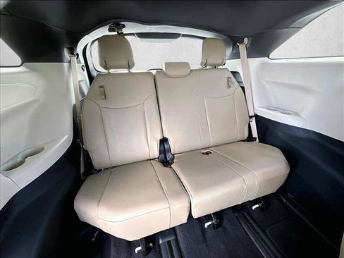 Used 2024 Toyota Sienna XLE FWD image 30