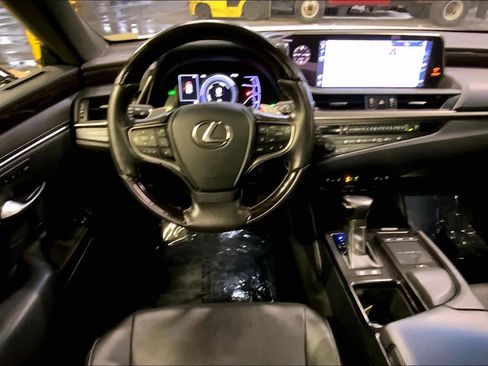 Used 2019 Lexus ES 300h w/ Premium Package image 6