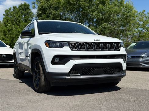 Used 2025 Jeep Compass Latitude w/ Altitude Special Edition AWD/4WD image 1