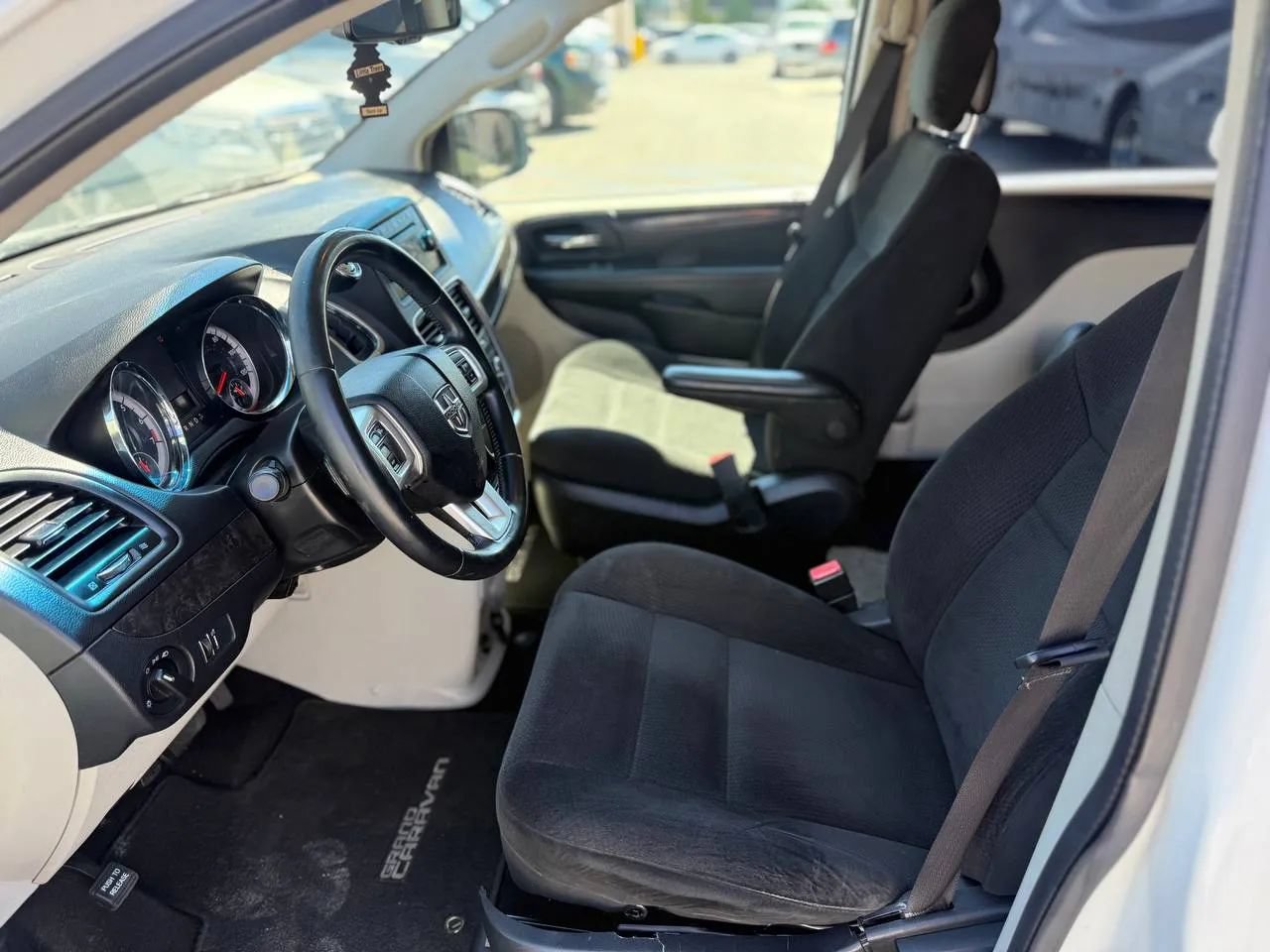 Used 2015 Dodge Grand Caravan American Value Package w/ UConnect Hands-Free Group FWD image 25