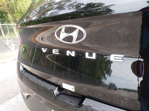 Used 2025 Hyundai Venue SEL FWD image 14