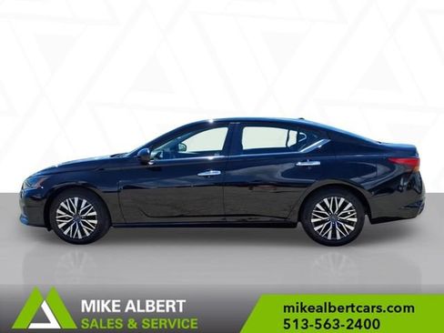 Used 2023 Nissan Altima 2.5 SV w/ SV Premium Package FWD image 4