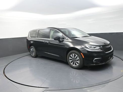 Used 2024 Chrysler Pacifica Limited FWD image 24