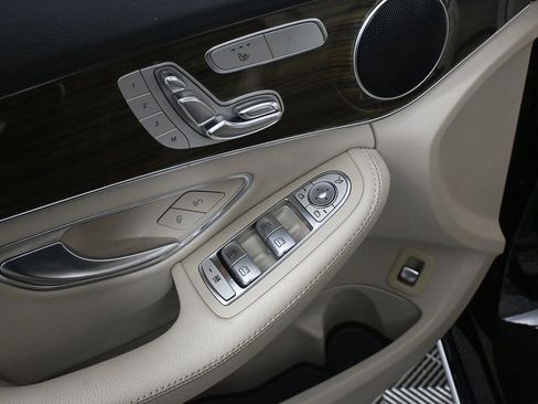 Used 2019 Mercedes-Benz C 300 Sedan image 7