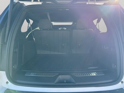 Used 2024 GMC Yukon XL Denali image 16