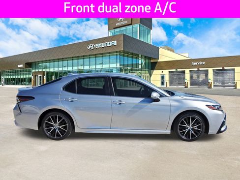 Used 2024 Toyota Camry SE image 4