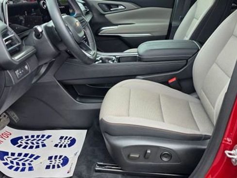 Used 2025 Chevrolet Traverse LT FWD image 10