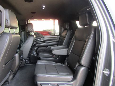 Used 2021 Chevrolet Suburban LT w/ Luxury Package RWD image 9