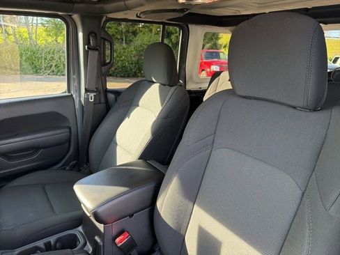 Used 2023 Jeep Wrangler Unlimited w/ Cold Weather Group image 17