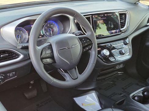 Used 2023 Chrysler Pacifica Touring-L w/ S Appearance Package image 3