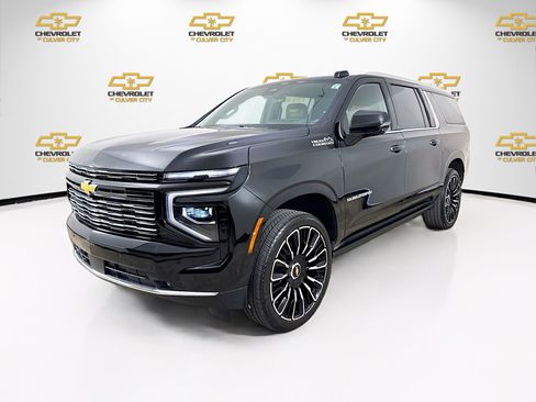 Used 2025 Chevrolet Suburban High Country AWD/4WD image 3