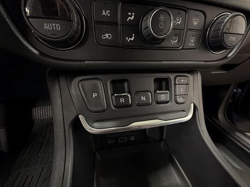 Used 2019 GMC Terrain Denali w/ Advanced Safety Package image 16